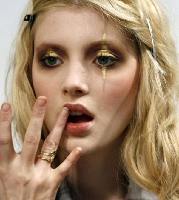 Cool Halloween Eye Makeup Ideas. Try concentrating on your eyes. It is a smaller area but still offers major impact, whether you’re going for a sexy cat or scary ghost.