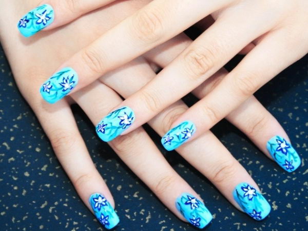 Pretty Flower Nail Art. These flower designs are so cute and make a regular manicure look like a piece of artwork. 
