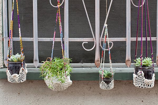 The hanging planters are made of a variety of colored embroidery floss and recycled condiment jars. It is perfect for your balcony, terrace or window decoration.