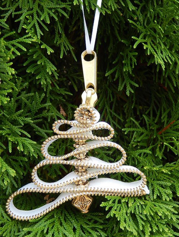 Beautiful Christmas tree ornaments made from zippers,