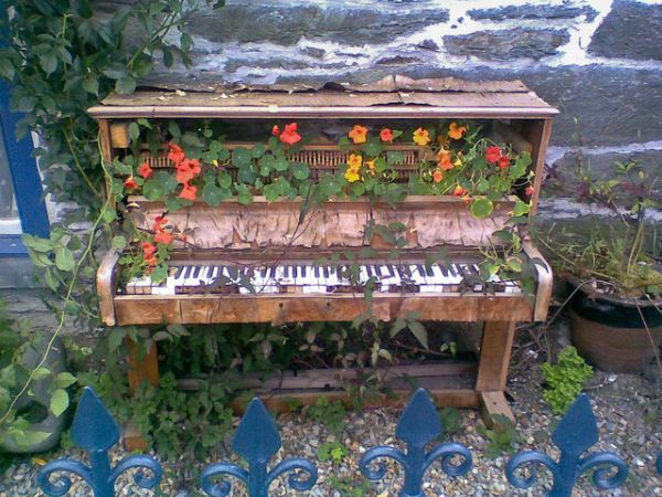 Creative Old Piano Repurposing Idea. Give your old piano a new life, and showcase your artwork to your friends.