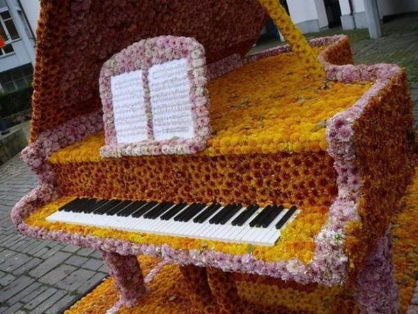 Creative Old Piano Repurposing Idea. Give your old piano a new life, and showcase your artwork to your friends.