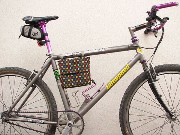 DIY Father's Day Bicycle Frame Lunch Bag. If your father is fond of bicycle riding, you can DIY a bicycle frame lunch bag for him to bring his lunch when he's commuting or just going to the park. See how to do it here.