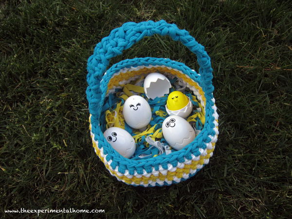 Braided Easter Basket.Anything you make out of t shirt yarn should be soft and cuddly.So is this braided Easter basket. So meaningful to create this pretty project with your kids or take it as a gift for your belove on Easter Day.
