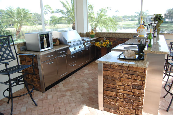 This outdoor kitchen features a good view of the nature scenery around. Holding a party here will make your gusts feel more free and comfortable.