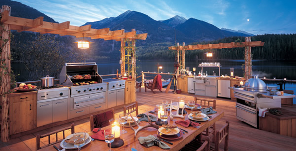A view of the spectacular snow clad mountains and the big lake near your backyard makes this outdoor kitchen even more amazing.