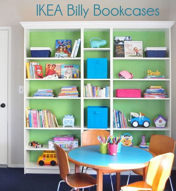 Belles Bibliothèques IKEA BILLY pour enfants. Bonne transformation en peignant les dos en vert et en ajoutant des moulures pour la bibliothèque BILLY unie. C'est parfait pour la salle de jeux !