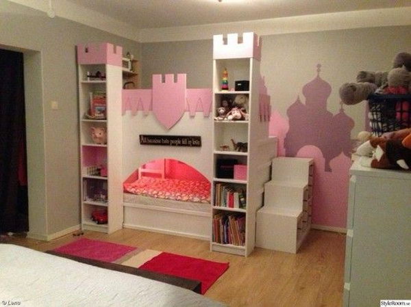 Cama castillo con cubierta superior de juegos utilizando una cama Kura de IKEA y dos librerías BILLY. Ver más en