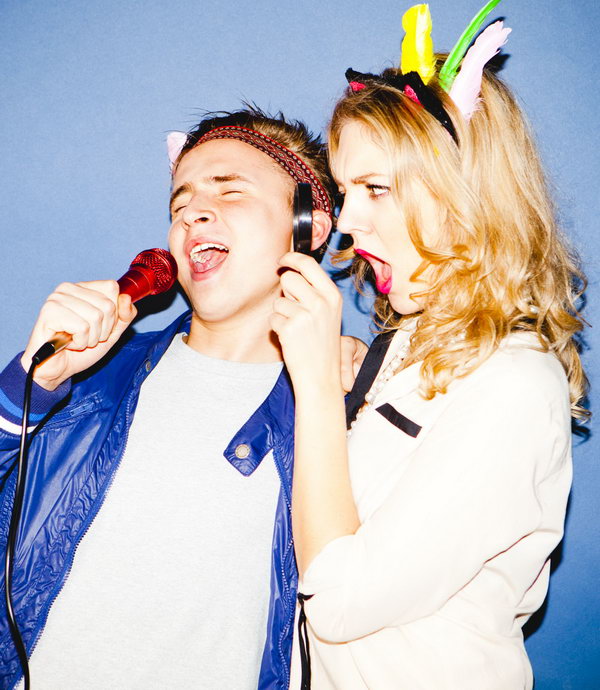 Hit up a Karaoke Bar. Singing together is a good way to relax and bond your love relationship. It's great to head to a karaoke bar and sing the night away. 