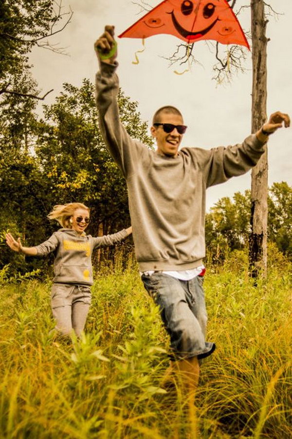 Fly a kite. It's fantastic to fly a kite with your buddy together for the first date. It's a good way to express your love by letting the kite fly high in the sky. 