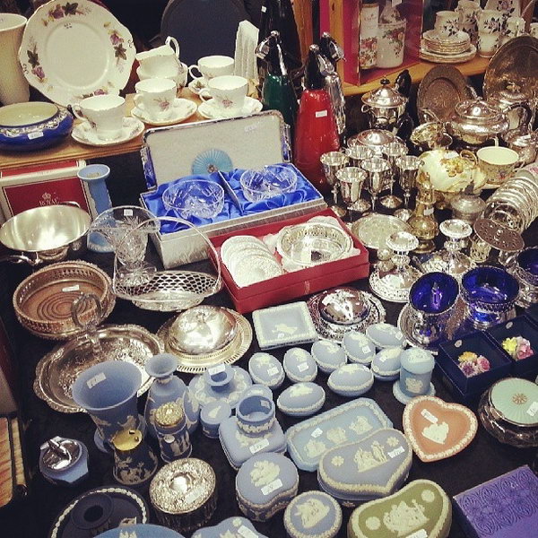 Searching Treasures.Girls always like shopping, why not take your girlfriend to a flea market and picking up the most valuable present for her? 