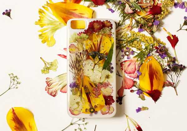 DIY Pressed Flower iPhone Case.