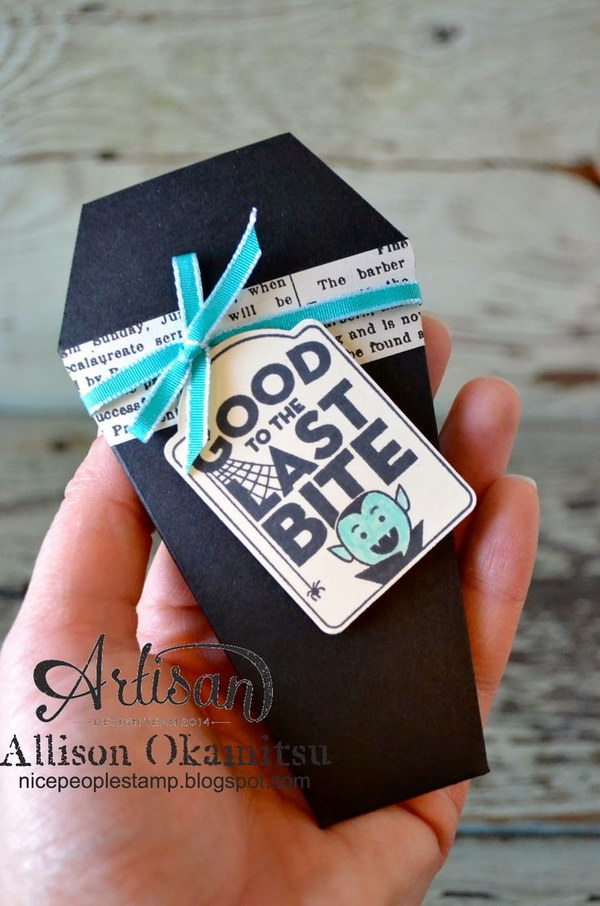 These super cute DIY Vampire Coffin Halloween Treat Pouch was created with the Gift Envelope and Trims Thinlits Die. 