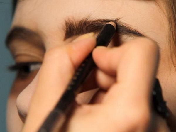 Kid's Vampire Makeup Tutorial . 