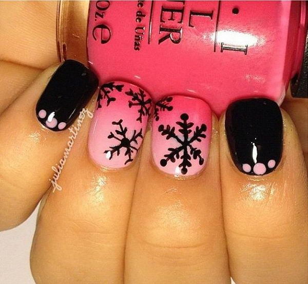 Diseño de uñas con copos de nieve en rosa y negro degradado.