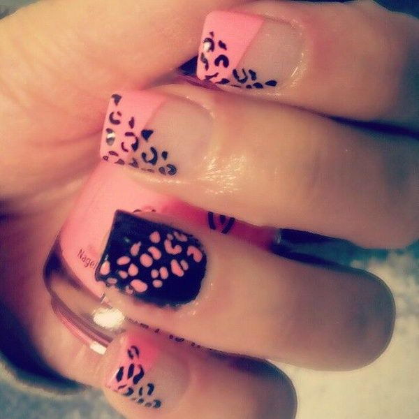 Diseño de uñas de leopardo o guepardo rosa y negro.