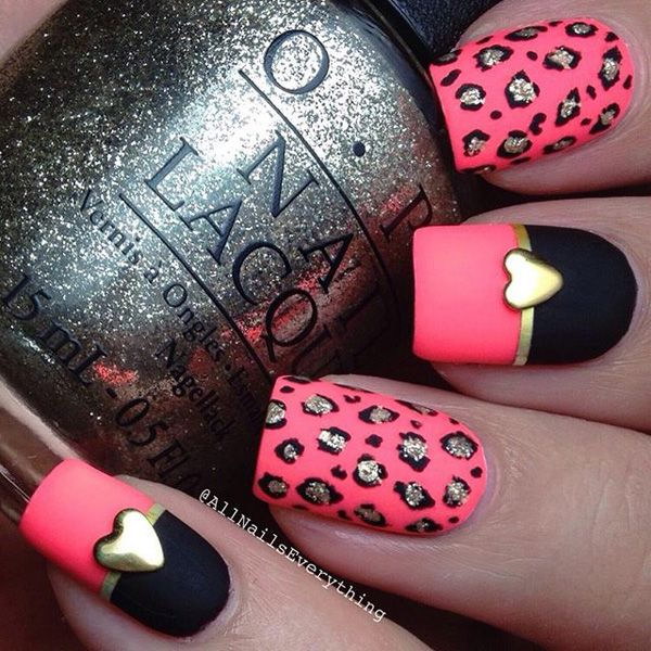 Diseño de uñas con estampado animal en rosa intenso y negro.