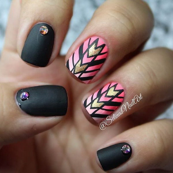 Diseño de uñas negro mate Ombre Pink Tribal Inspired.