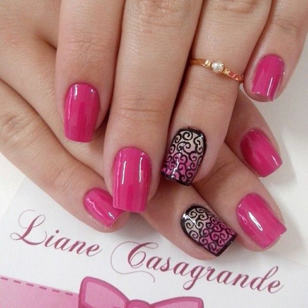 Dessin d'ongles roses avec motifs tourbillons de vernis noir.