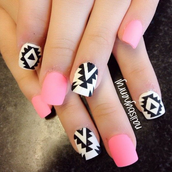 Diseño de uñas rosa, blanco y negro de inspiración tribal.