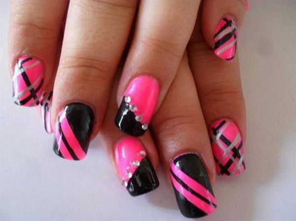 Uñas con tiras de color rosa intenso y negro.