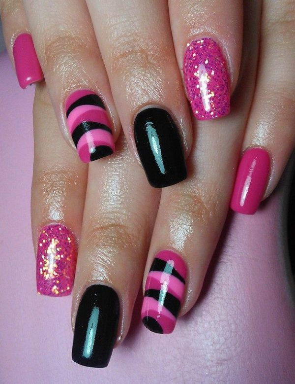 Diseño de uñas rosa y negro.