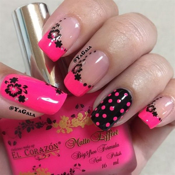 Uñas de color rosa intenso y negro con diseños de flores y puntos.