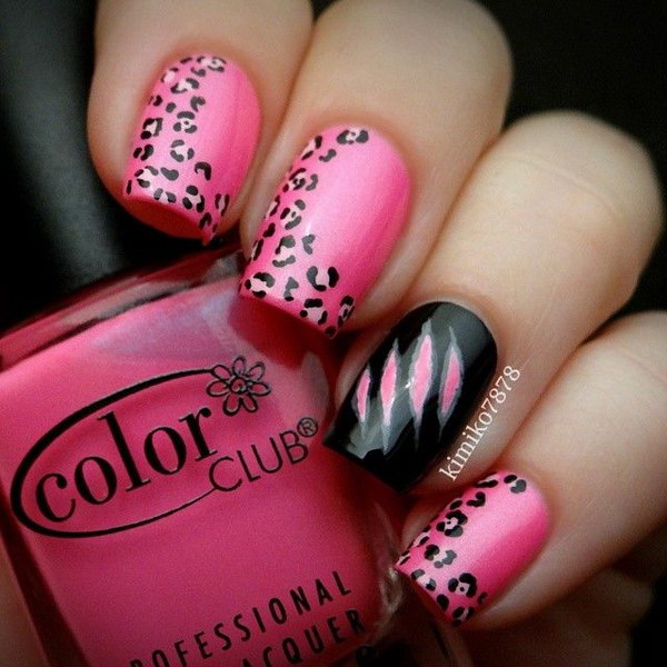 Diseño de uñas de leopardo rosa y negro.