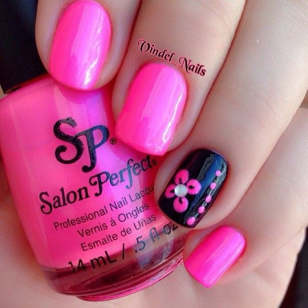 Manicura floral rosa intenso y negro.