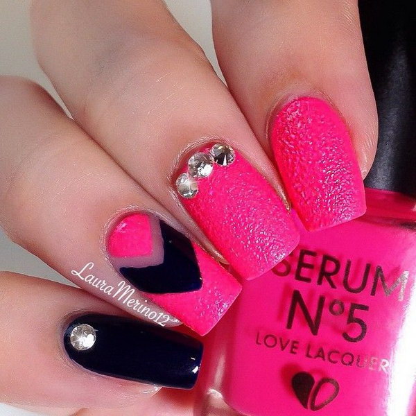 Diseño de uñas con tachuelas en rosa y negro.