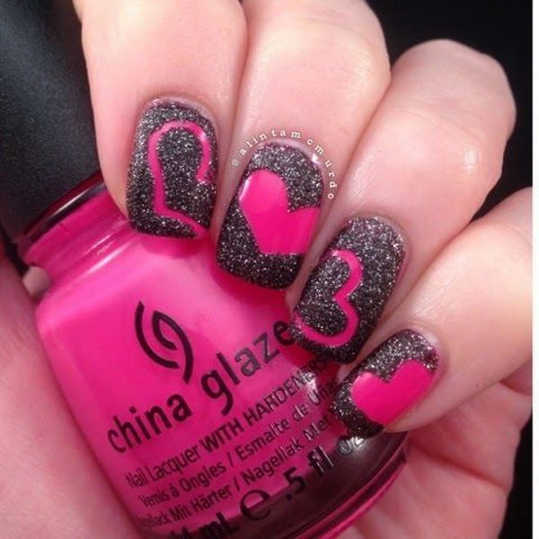 Arte de uñas de San Valentín en rosa intenso y negro.