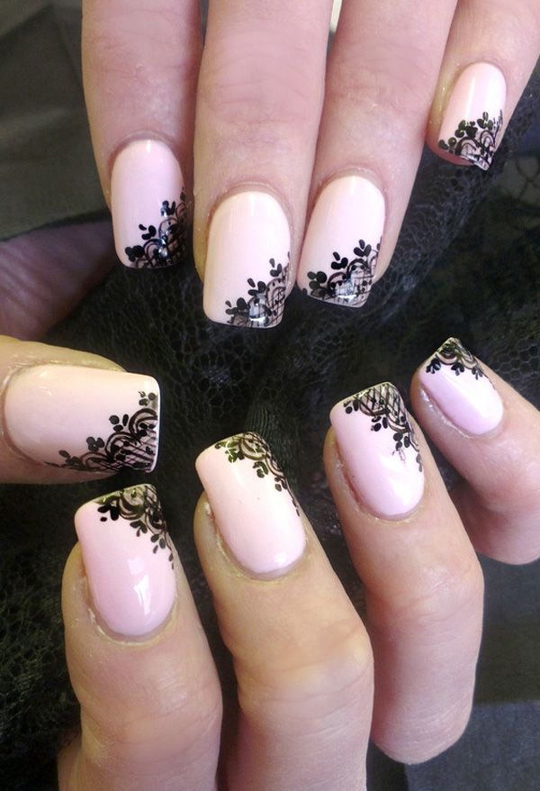 Des ongles rose pâle avec des fleurs chauves accentuées.