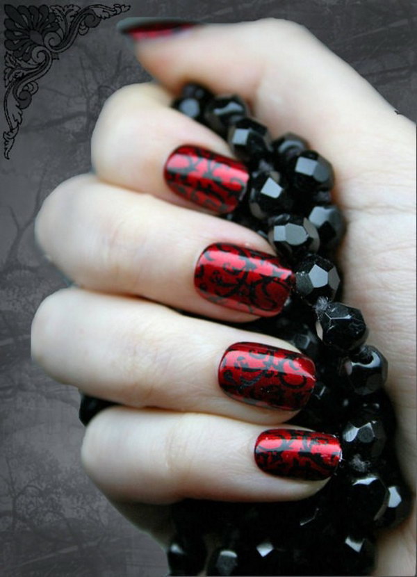 Remolino de diseño de uñas rojo y negro.