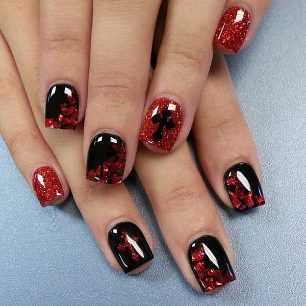 Diseño de uñas en rojo y negro brillante.