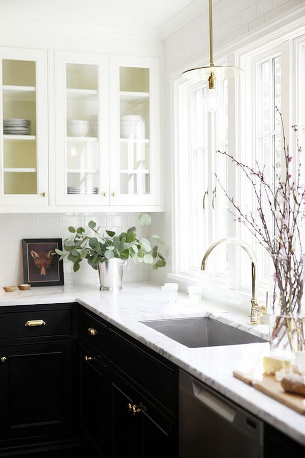Balck and White Contrasting Kitchen Cabinet Paint Color.