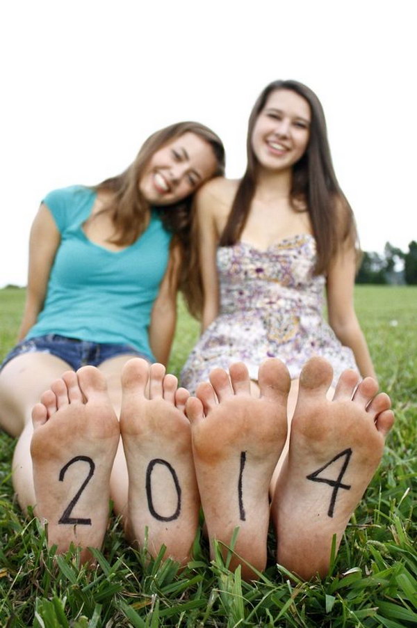 Fun And Creative Best Friend Photoshoot Ideas 17