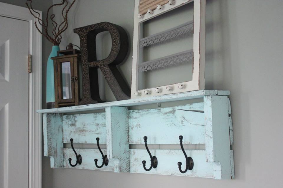 Easy DIY Pallet Coat Rack. 
