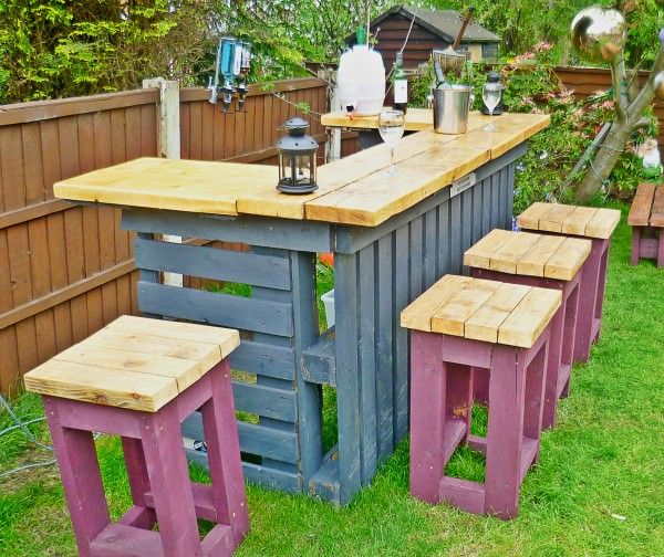 Pallet Outdoor Bar and Stools. 