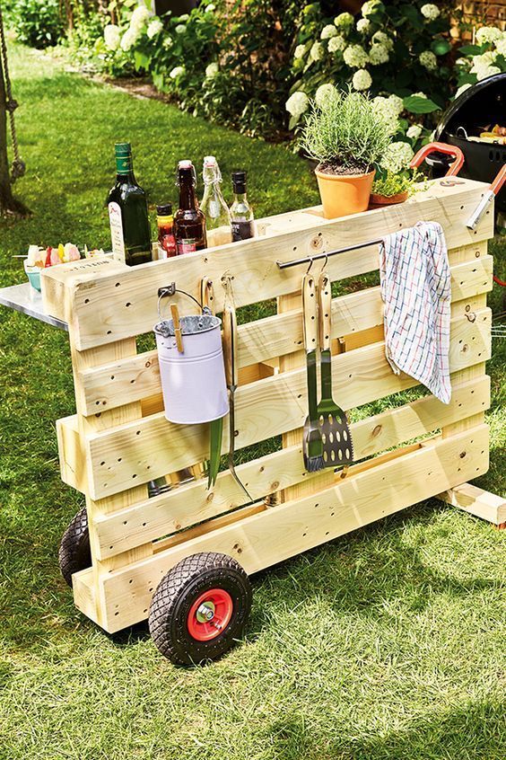 Craft a Festive Party Pallet Wagon for Outdoor Gatherings. 