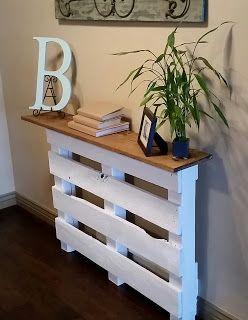 Eco Friendly Entryway Pallet Table. 