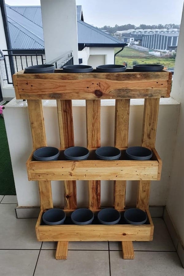 DIY Apartment Balcony Pallet Garden. 